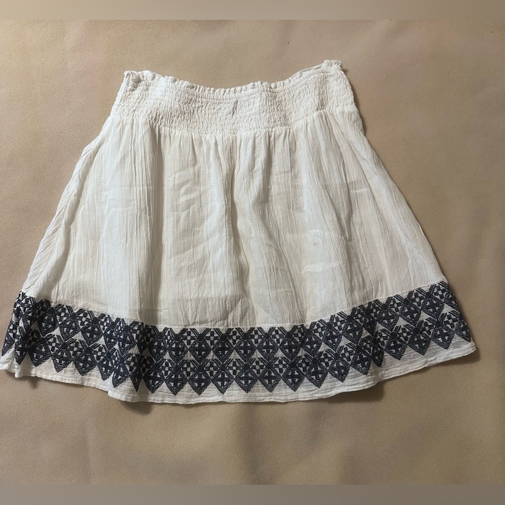 #1148 White and Navy Embroidered Women's Skirt Sz Medium